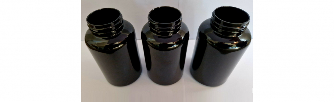 PET CONTAINERS AND PLASTIC LIDS COLORED IN BLACK WITH CARBON-FREE MASTERBATCHES