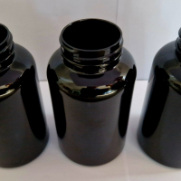 PET CONTAINERS AND PLASTIC LIDS COLORED IN BLACK WITH CARBON-FREE MASTERBATCHES