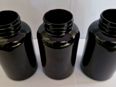 PET CONTAINERS AND PLASTIC LIDS COLORED IN BLACK WITH CARBON-FREE MASTERBATCHES