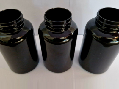 PET CONTAINERS AND PLASTIC LIDS COLORED IN BLACK WITH CARBON-FREE MASTERBATCHES